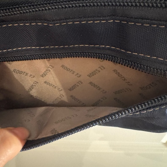 Small navy Roots purse - Picture 4 of 8